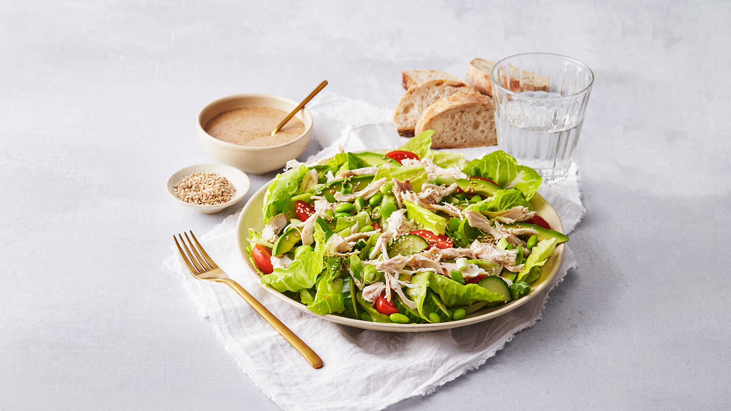 Frijsenborg salat med kyllingebrystfilet, avocado og goma dressing